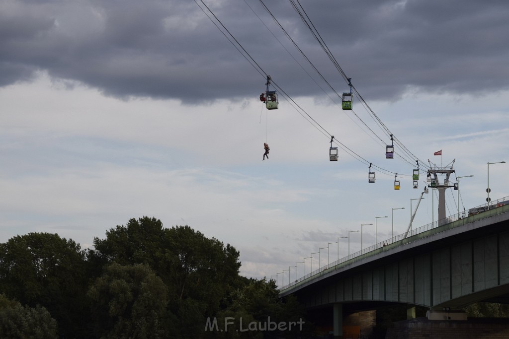 Koelner Seilbahn Gondel blieb haengen Koeln Linksrheinisch P658.JPG - Miklos Laubert